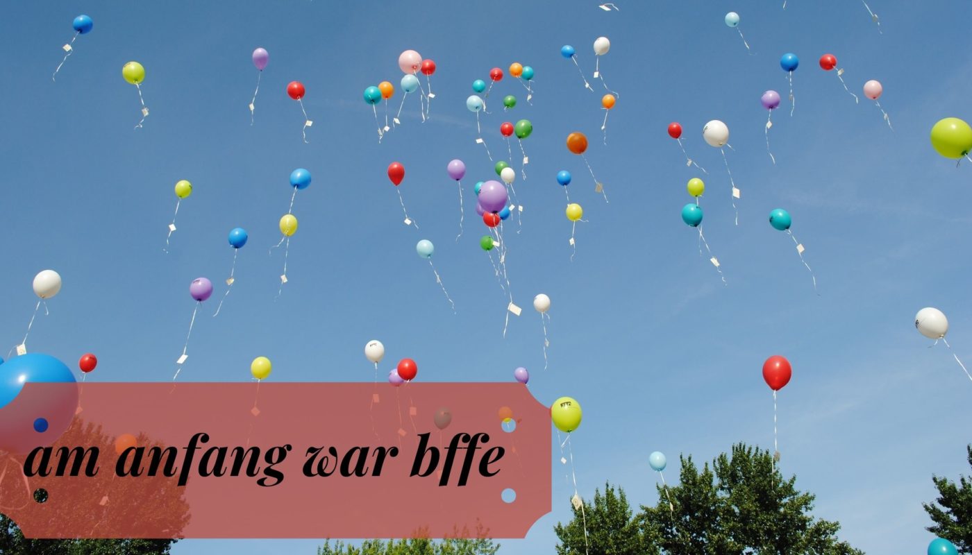 Titelbild zum Artikel: Bunte Luftballons mit Briefen