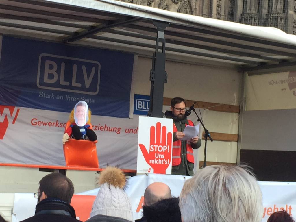 Florian Kohl redet auf der Kundgebung in Nürnberg zum Piazolo-Paket