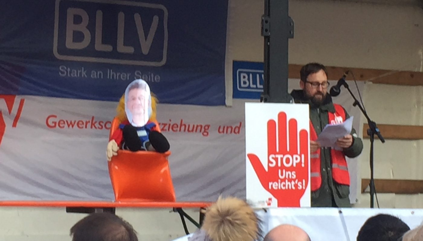 Florian Kohl mit der Momel-Puppe mit Piazolo Maske