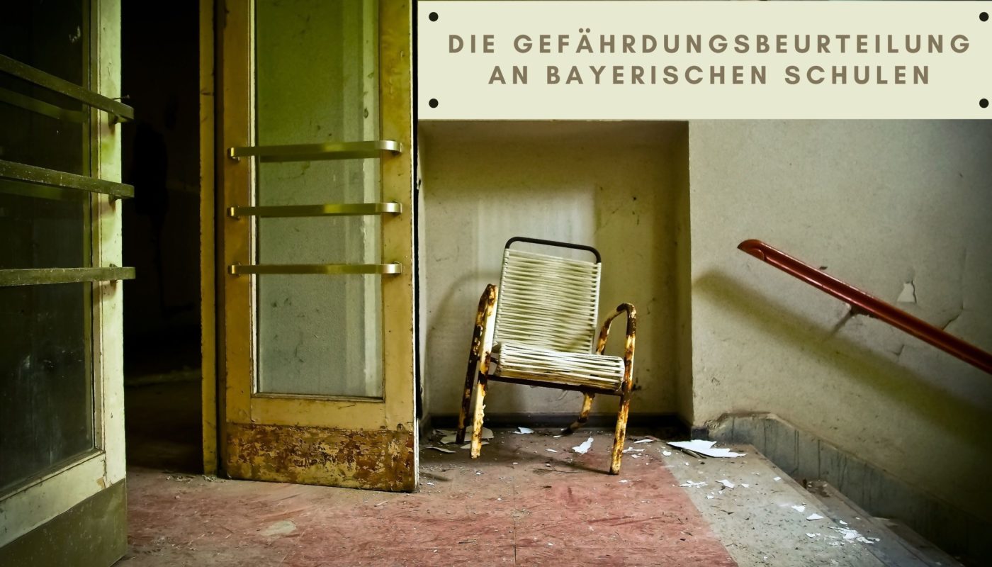 marode Schule mit Schild "Gefährdungsbeurteilung"