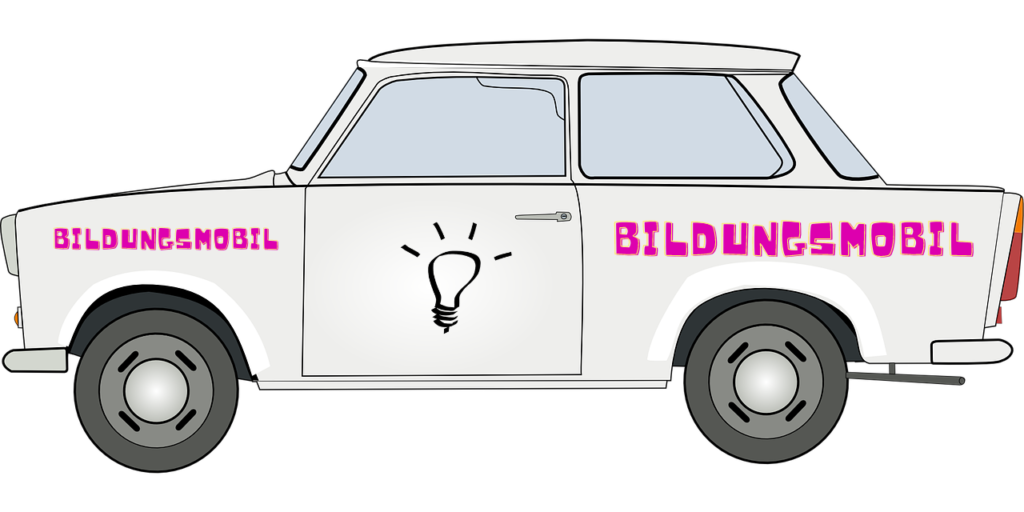 Bild eines Trabants mit der Aufschrift Bildungsmobil