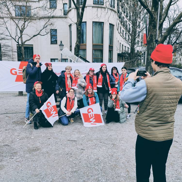 Mann fotografiert Gruppe GEW-Mitglieder auf dem Streik