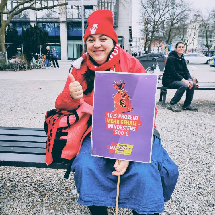 GEW Mitglied hält Schild mit Forderungen 