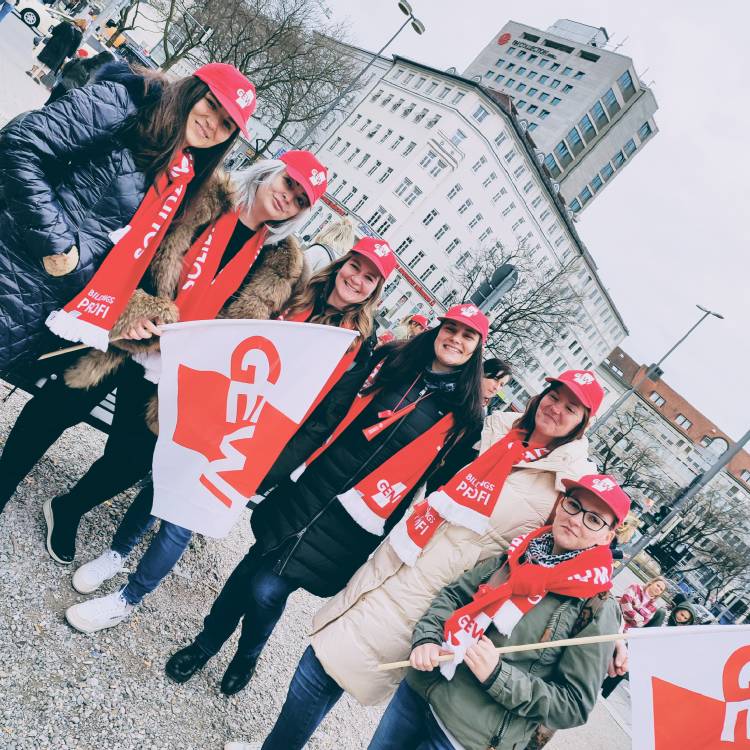 Gruppe junger Frauen mit GEW Fahnen auf dem Streik